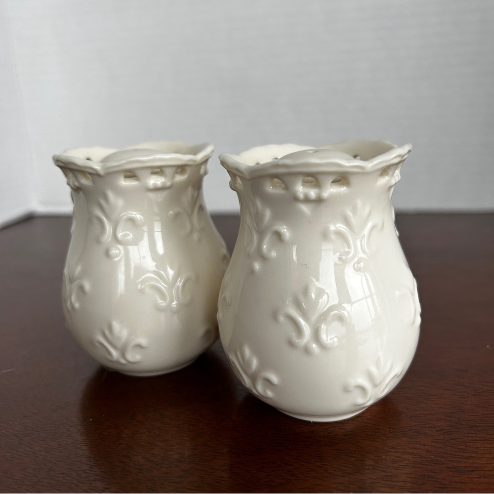 Skye McGhie Cream Lace Salt and Pepper Shakers 2002